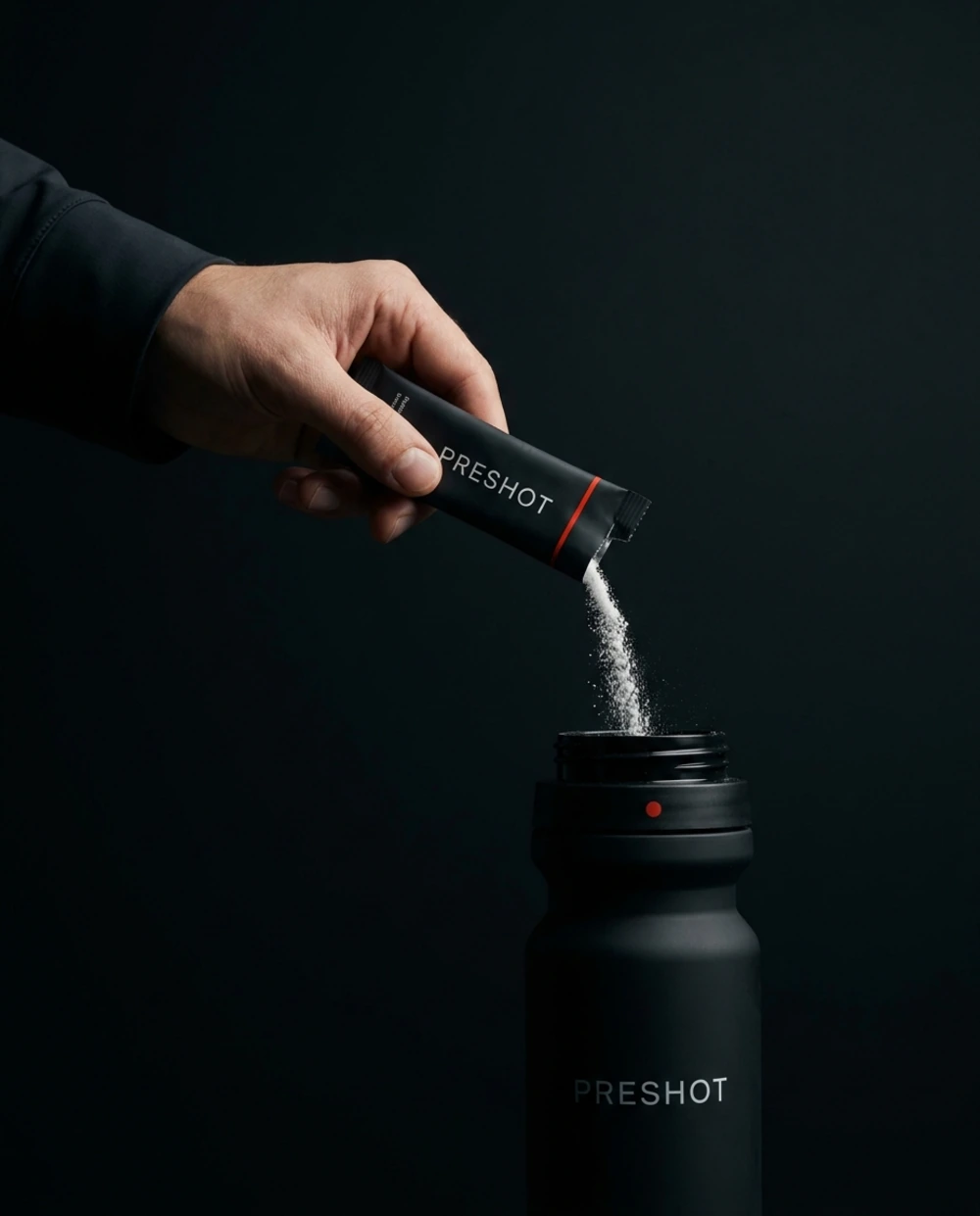 Stick wird in eine Sportflasche gegeben